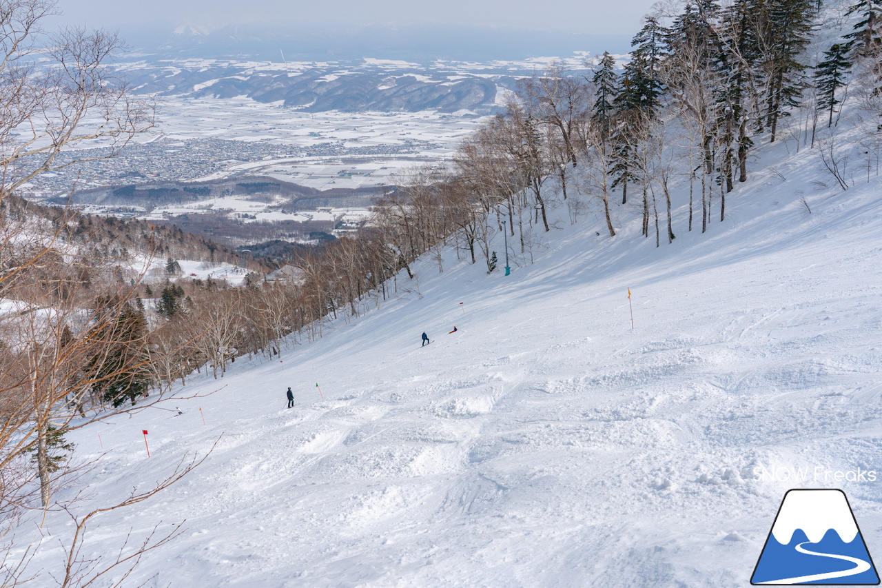 富良野スキー場｜2022-2023シーズンの『北の峰ゾーン』の営業は、3月21日（火・祝）まで。心ゆくまでロング滑走を楽しみましょう♪